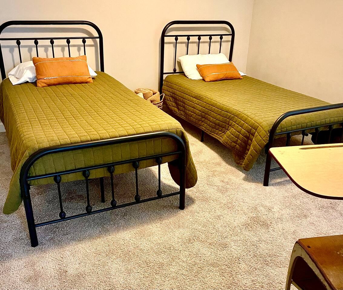 The Twin Room with 2 twin beds