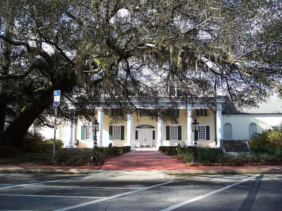Museum building under live oaks at Stephen Foster Folk Culture Center State Park