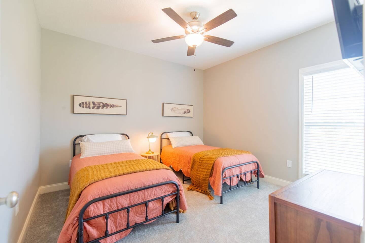 Twin Bedroom with 2 twin beds