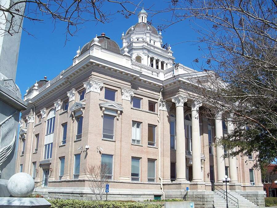 The domed Lowndes County Courthouse in downtown Valdosta under a blue sky