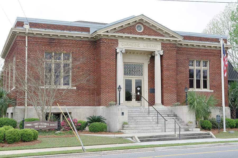 The brick Carnegie Library building that houses the Lowndes County Historical Museum in Valdosta