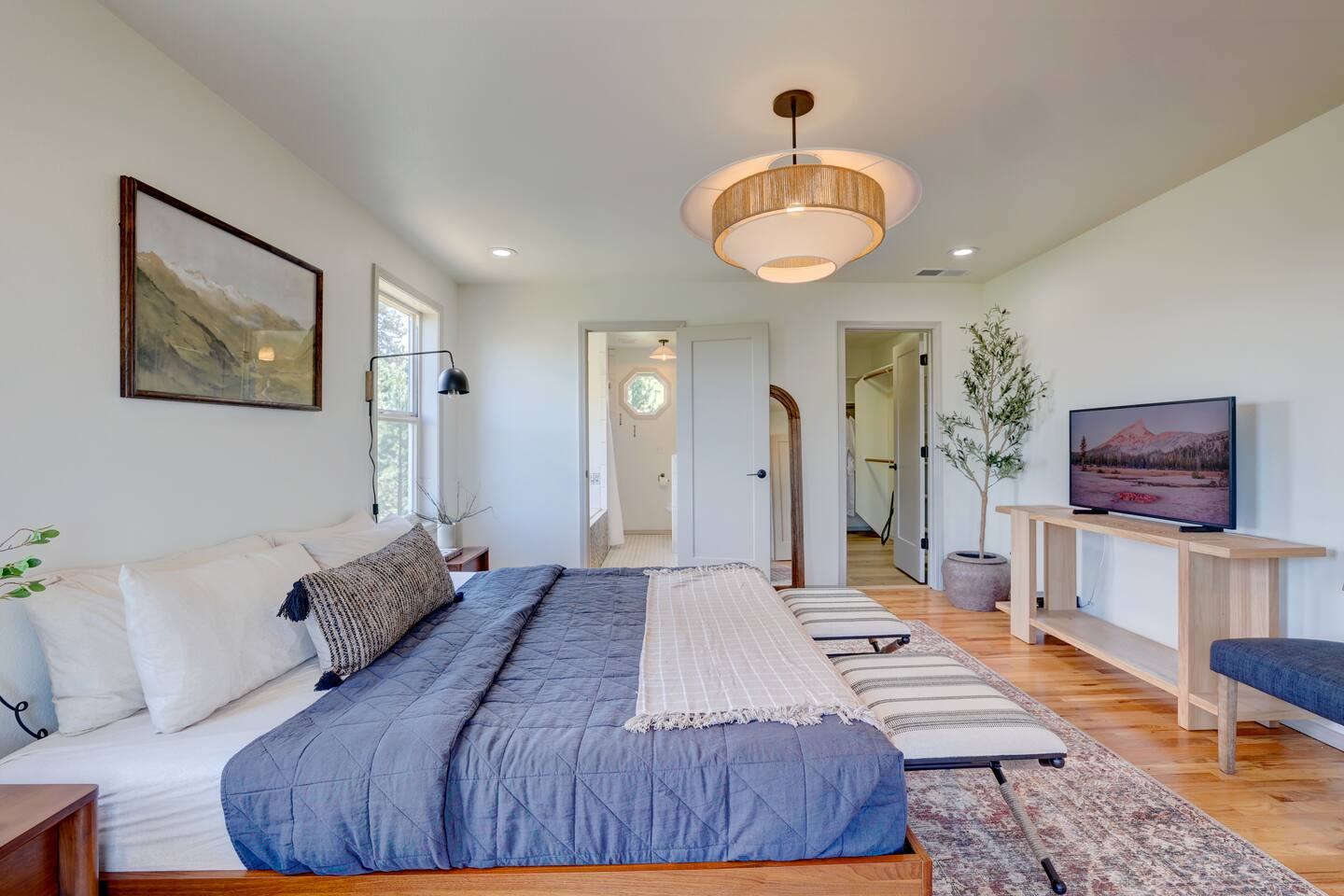 Primary Suite with 1 king bed